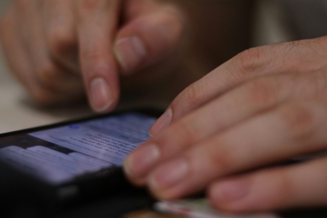 O comunicado, divulgado no início de dezembro, sugere que as pessoas priorizem aplicativos com criptografia de ponta a ponta, como WhatsApp, Signal e Facebook Messenger (Foto: Unslpash)