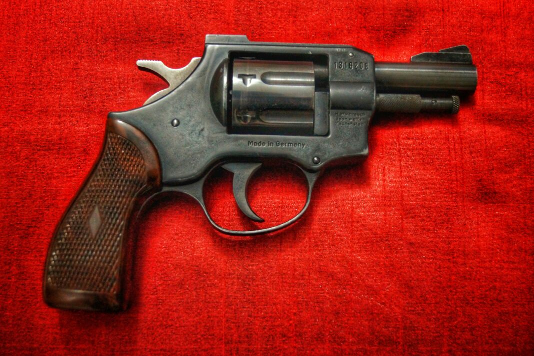 A expectativa é que a implementação comece em janeiro, reforçando a diretriz de que armas de fogo devem ser empregadas apenas em última instância (Foto: Unsplash)