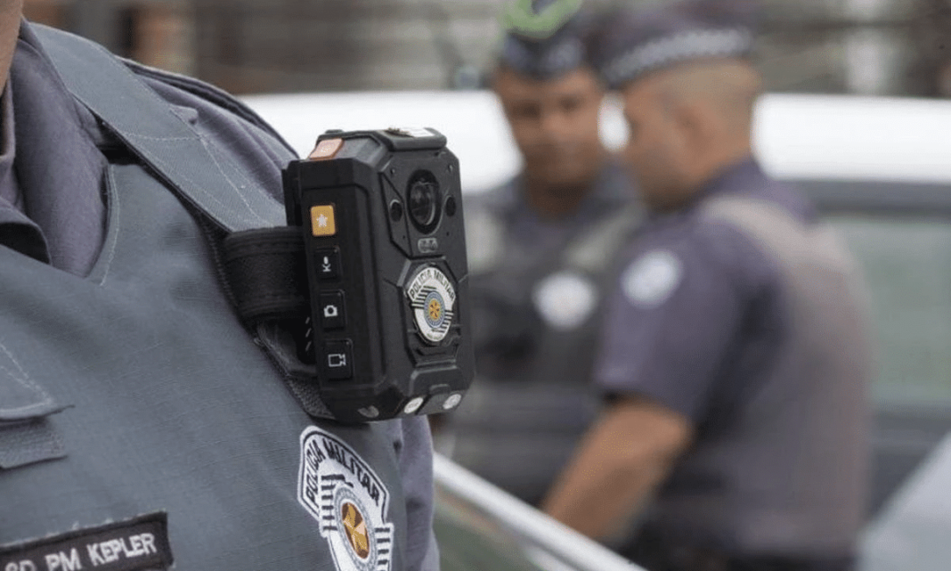O ministro também determinou que o governo paulista priorize a distribuição dos equipamentos para batalhões em áreas com altas taxas de letalidade policial e forneça à Corte os critérios para essa alocação (Foto: X)