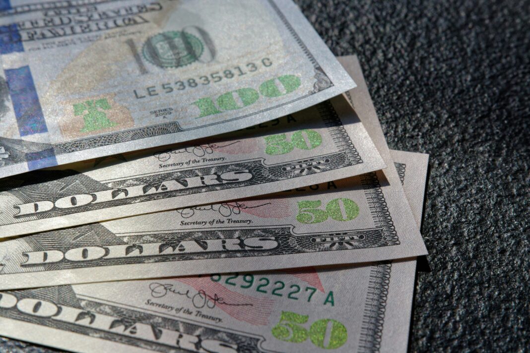 A valorização do dólar frente ao real tem provocado forte pressão da indústria sobre o varejo para renegociações de preços, o que pode levar a aumentos significativos para o consumidor final já no início de 2025 (Foto: Unsplash)