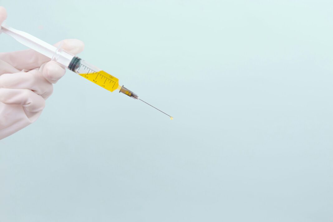 O governo russo anunciou o progresso no desenvolvimento de uma vacina contra o câncer baseada em tecnologia de RNA mensageiro (mRNA), com distribuição gratuita planejada para começar em 2025 (Foto: Unsplash)