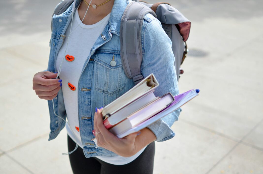 A Comissão de Constituição e Justiça (CCJ) da Câmara dos Deputados deve votar nesta terça-feira (10) um projeto de lei que restringe o uso de celulares nas escolas públicas e privadas em todo o país (Foto: Unsplash)