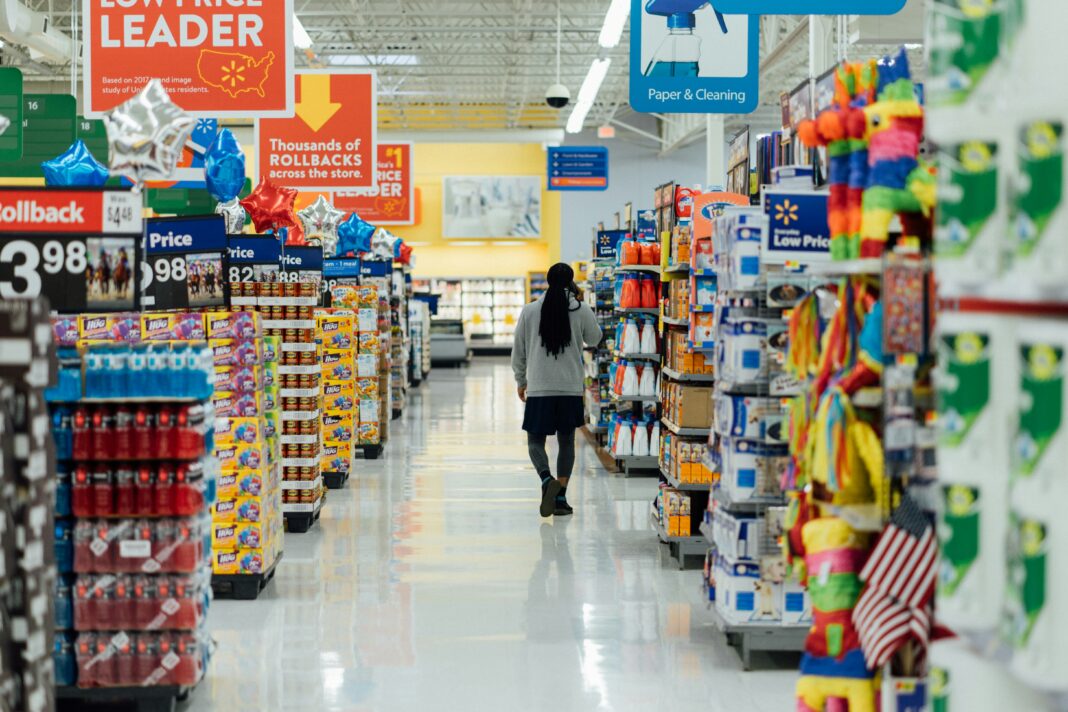 Economistas alertam sobre persistência da pressão inflacionária devido ao custo elevado de produtos alimentícios (Foto: Unsplash)