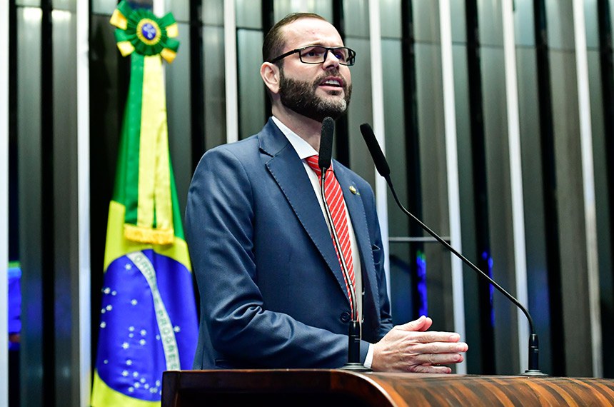 O caso ocorreu na segunda-feira (2), quando imagens flagraram policiais do 24º Batalhão de Diadema arremessando o homem de uma ponte no bairro Cidade Ademar (Foto: Instagram)