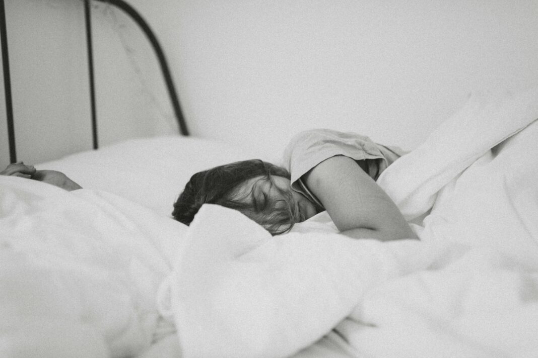 Dormir bem é fundamental para a saúde física e mental, mas muitos enfrentam dificuldades em manter um sono regular e de qualidade (Foto: Unsplash)