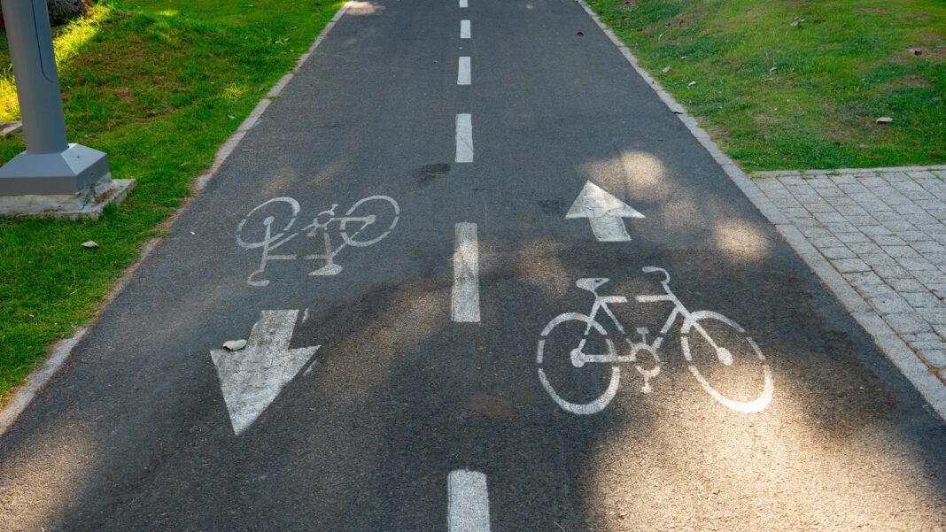 A Câmara Municipal de São Paulo aprovou, em segunda votação, o projeto de lei que autoriza a concessão à iniciativa privada de ciclovias, ciclofaixas e espaços públicos como centros esportivos e culturais. (Foto: Unsplash)