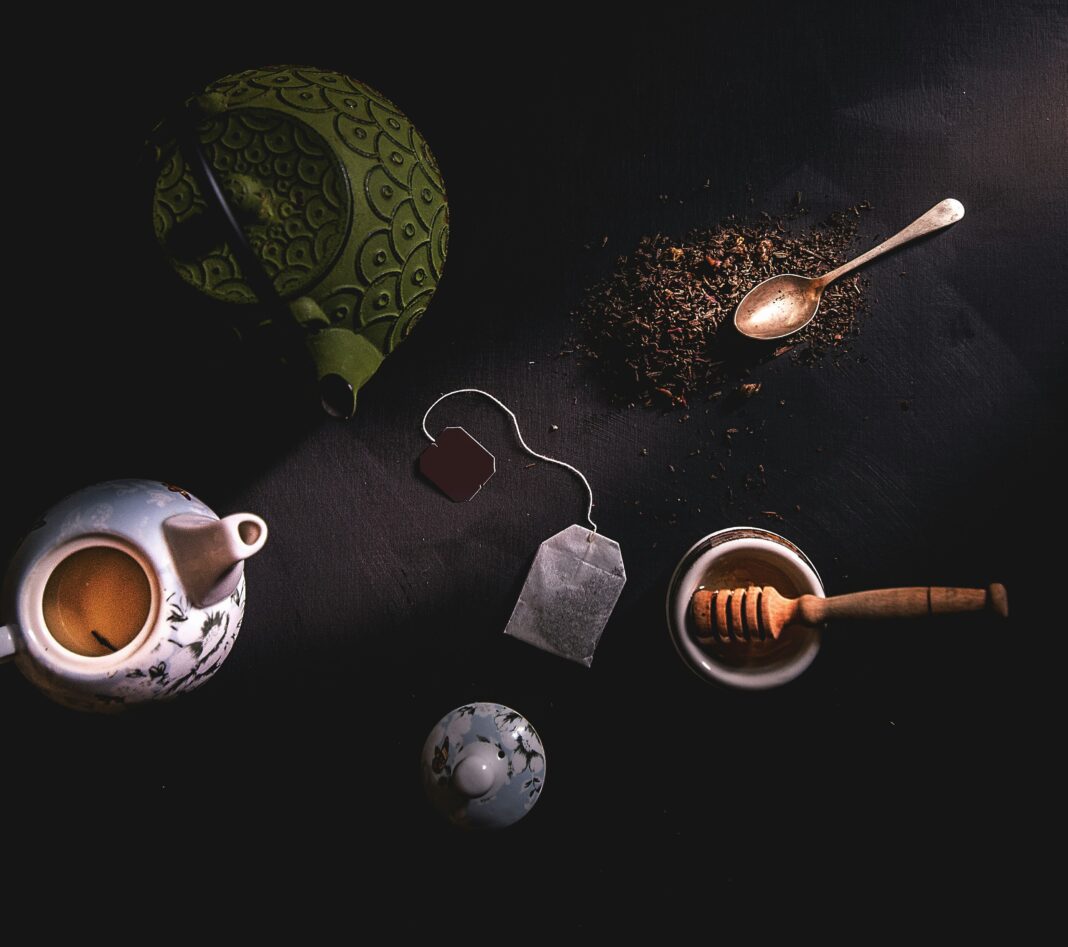 Um estudo internacional indica que o consumo diário de café e chá, com ou sem cafeína, pode estar associado à redução do risco de câncer em áreas como a cabeça e o pescoço (Foto: Unsplash)
