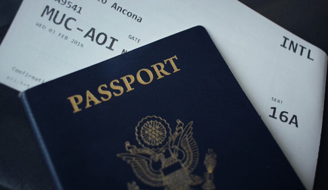 A principal inovação é a integração de informações do passaporte a sistemas digitais, muitas vezes vinculados a dispositivos móveis (Foto: Unsplash)