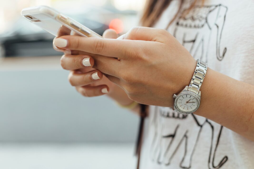 O Senado Federal deu mais um passo para regulamentar o uso de celulares nas escolas ao aprovar o Projeto de Lei 104/2015 (Foto: Unsplash)
