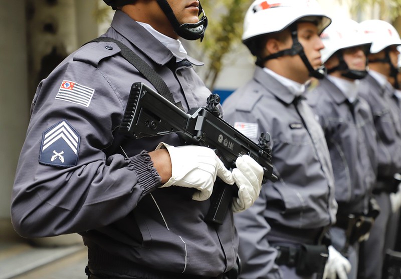 Uma pesquisa recente realizada pelo Datafolha mostra que 51% dos brasileiros afirmam ter mais medo da polícia do que confiança nela (Foto: X)