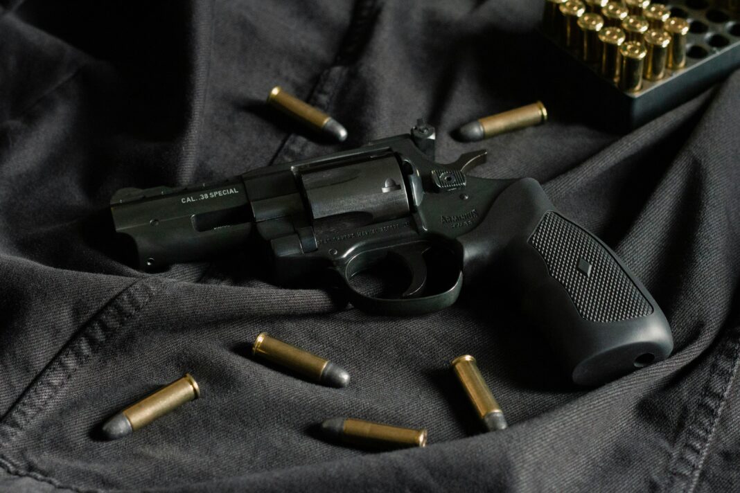 A proposta também modifica as exigências para a compra de armamentos por indivíduos que estejam respondendo a processos criminais (Foto: Unsplash)