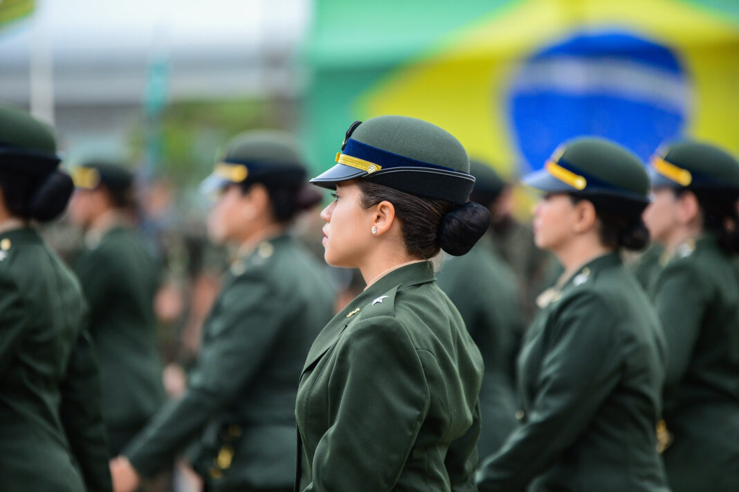 As inscrições para o alistamento militar feminino voluntário começaram em janeiro, permitindo que mulheres brasileiras interessadas ingressem no Serviço Militar Inicial Feminino (SMIF) (Foto: X)