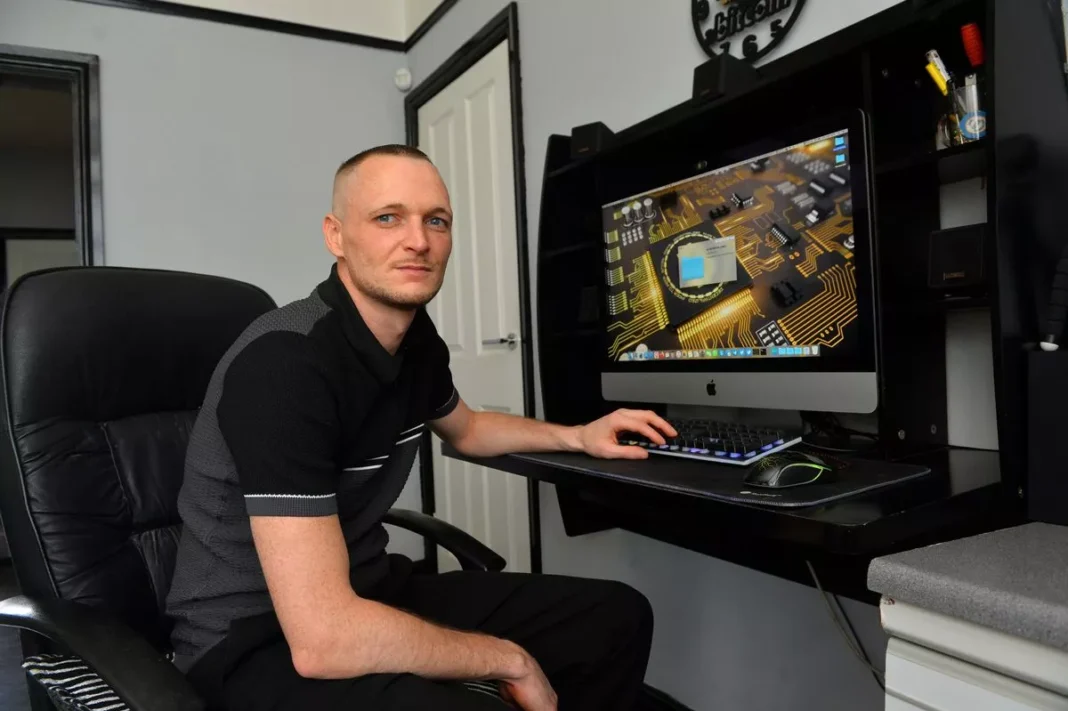 Após quase uma década, o engenheiro britânico James Howells trava uma batalha para recuperar um disco rígido descartado que pode conter uma fortuna em criptomoedas avaliada em R$ 1,1 bilhão (Foto: X)