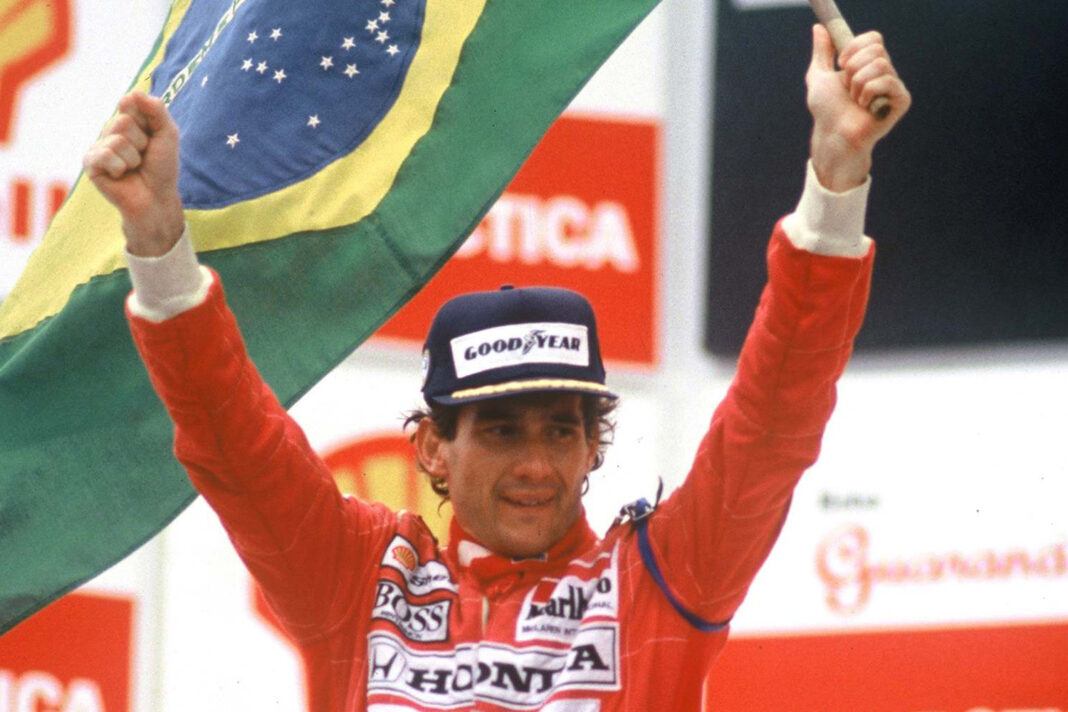 Ayrton Senna, ícone do automobilismo brasileiro, continua a ser lembrado décadas após sua morte trágica no Grande Prêmio de San Marino, em 1994 (Foto: X)