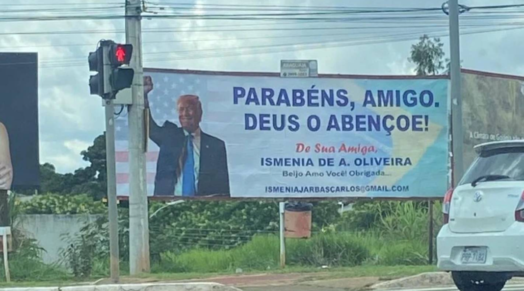 Um outdoor em Goiânia chamou atenção ao parabenizar Donald Trump, presidente eleito dos Estados Unidos (Foto: Facebook)