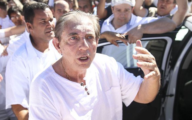 João Teixeira de Faria, mais conhecido como João de Deus, segue lucrando com a venda de camas de cristal que prometem cura espiritual, mesmo após ser condenado a mais de 400 anos de prisão por crimes de abuso sexual (Foto: X)