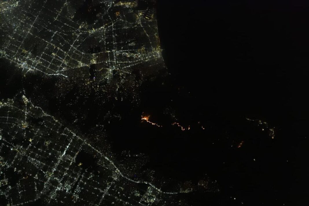Na sexta-feira, 10 de janeiro, o astronauta da NASA Don Pettit compartilhou fotos impressionantes dos incêndios que estão assolando Los Angeles, nos Estados Unidos (Foto: X)