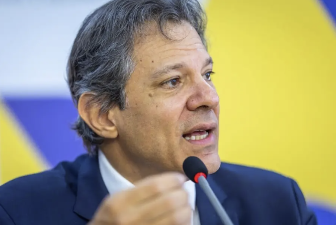 O ministro da Fazenda, Fernando Haddad, expressou preocupação com as declarações recentes do presidente eleito dos Estados Unidos, Donald Trump, mas destacou que o Brasil aguardará ações concretas antes de se manifestar oficialmente (Foto: X)