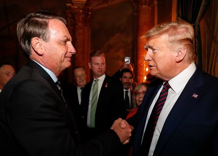 Bolsonaro, que não poderá disputar eleições até 2030 devido a acusações de ataques infundados contra o sistema eleitoral brasileiro, declarou que foi convidado para a posse de Trump, prevista para 20 de janeiro, caso o republicano vença as eleições (Foto: X)