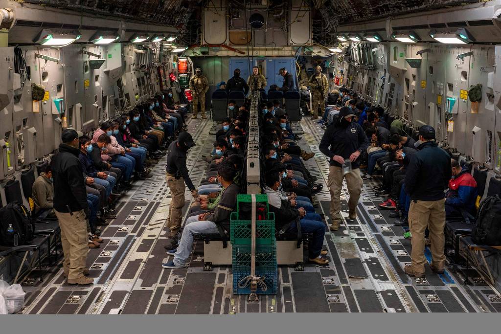 Um grupo de brasileiros deportados dos Estados Unidos, que chegou ao Brasil algemado e acorrentado na última sexta-feira (24), relatou ter enfrentado ameaças e maus-tratos por parte de agentes norte-americanos (Foto: X)