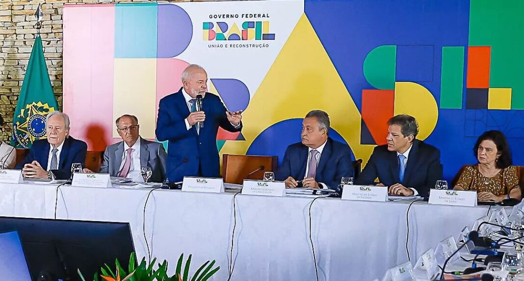 Durante uma reunião ministerial realizada nesta segunda-feira (20), o presidente Luiz Inácio Lula da Silva destacou a importância de preparar o governo para os desafios políticos que se aproximam (Foto: X)
