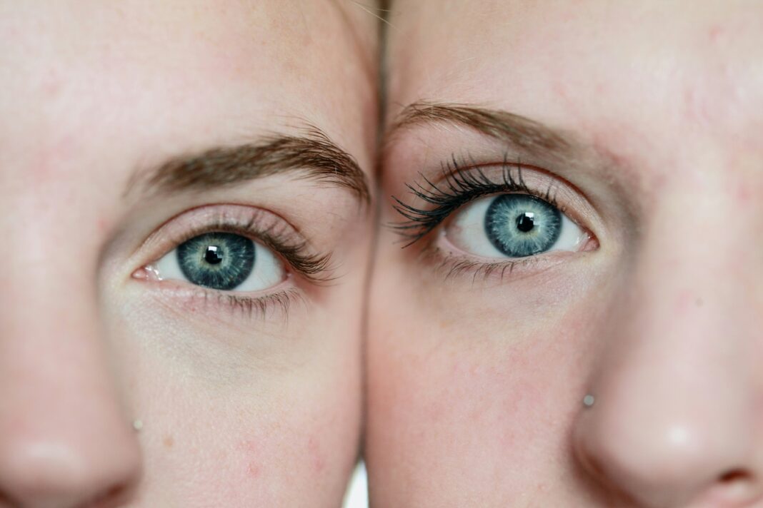 Um estudo conduzido pela Leiden University sugere que características específicas dos olhos, como o brilho da íris e o tamanho da pupila, desempenham um papel importante na forma como somos percebidos pelos outros (Foto: Unsplash)