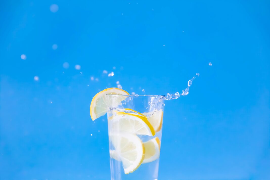 Adicionar água com limão à rotina tem atraído muitos adeptos devido às suas propriedades benéficas para a saúde (Foto; Unsplash)
