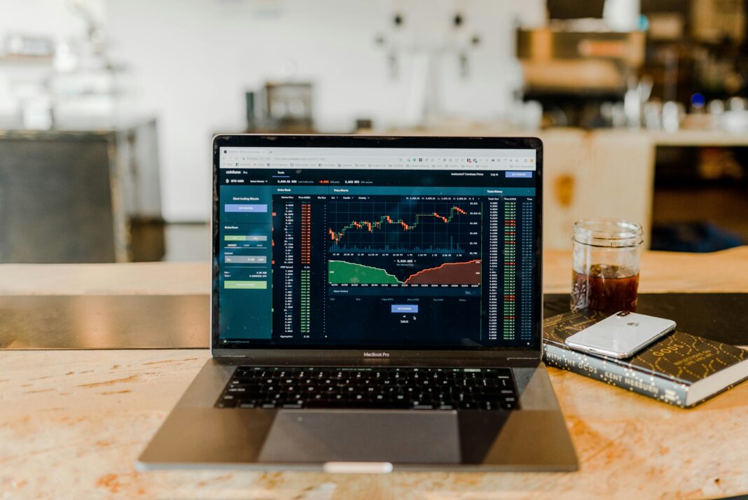 Dados recentes do mercado de trabalho, divulgados em 10 de janeiro, mostraram um aumento de 256 mil novas vagas em dezembro, superando a previsão de 160 mil, enquanto a taxa de desemprego caiu para 4,1% (Foto: Unsplash)