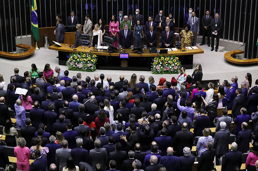 A Câmara dos Deputados aprovou uma nova regra que autoriza os parlamentares a utilizarem a cota parlamentar para cobrir despesas relacionadas ao despacho de bagagens e contratação de pacotes de internet em voos e aeroportos (Foto: Senado)