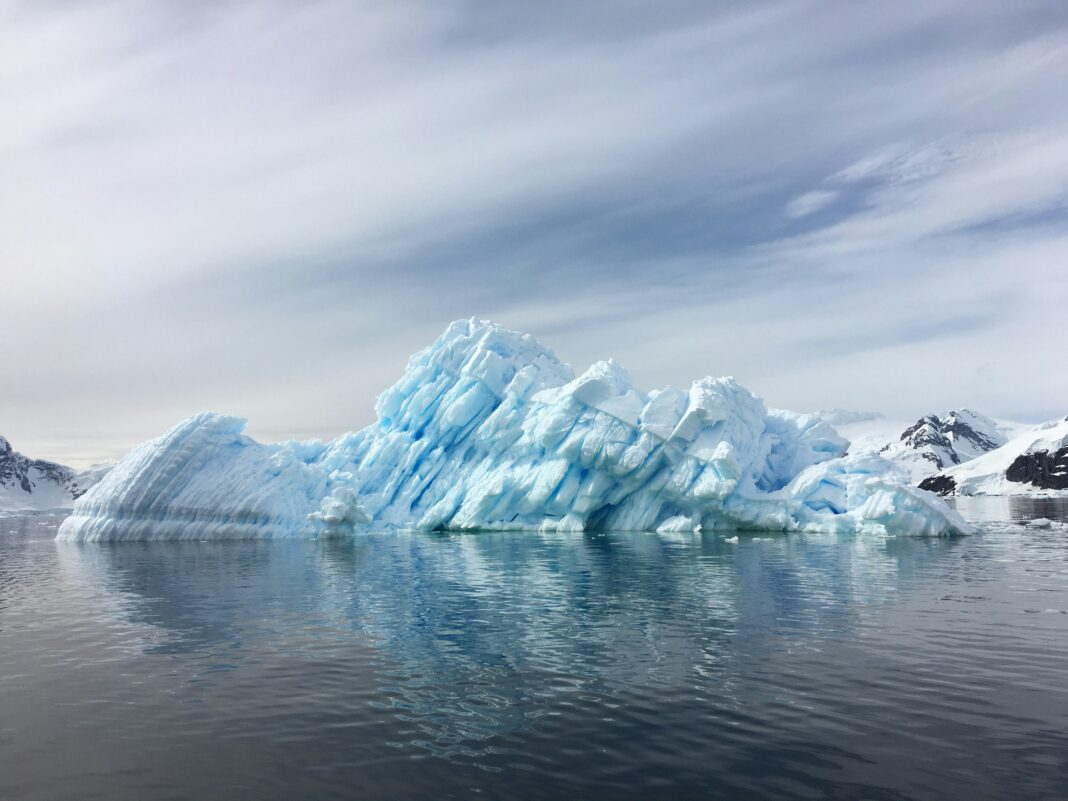 Estudo recente sugere que o derretimento das geleiras na Antártica pode estar desencadeando mudanças geológicas profundas, com potencial para intensificar a atividade vulcânica subterrânea (Foto: Unsplash)