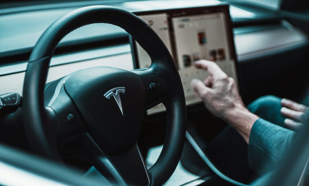 A Tesla anunciou que pretende lançar um serviço de táxis autônomos em Austin, no Texas, a partir de junho (Foto: Unsplash)