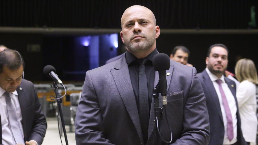 O ministro Alexandre de Moraes, do Supremo Tribunal Federal (STF), deu um prazo de 48 horas, a partir desta quarta-feira (15), para que a defesa de Daniel Silveira apresente à Justiça uma pistola calibre 380 registrada em nome do ex-deputado federal (Foto: X)