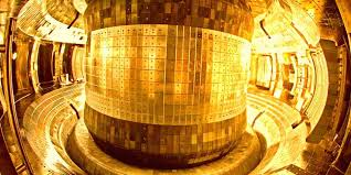 A busca pela fusão nuclear tem sido uma das metas mais ambiciosas da ciência moderna, exigindo mais de sete décadas de pesquisas intensivas (Foto: X)