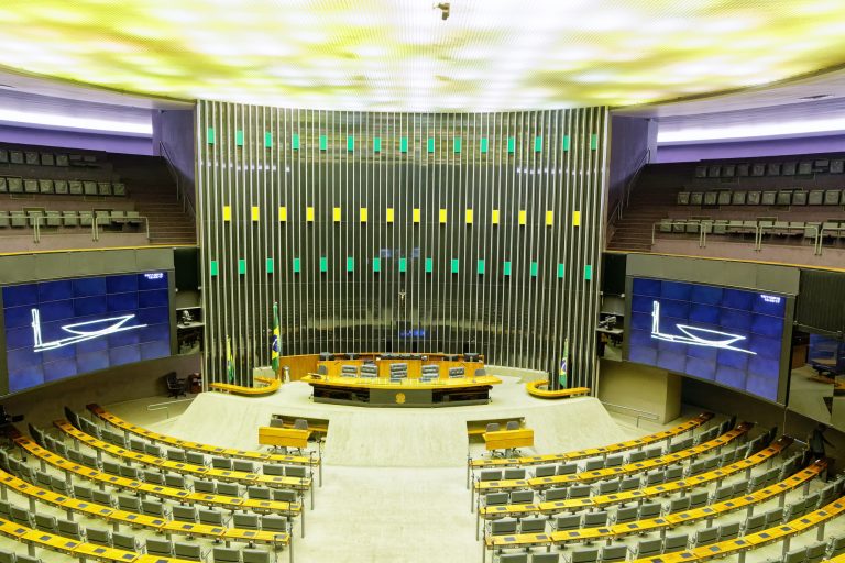 Deputados relatam que essa estratégia concentra poder nas mãos dos relatores e torna o processo legislativo menos previsível (Foto: X)