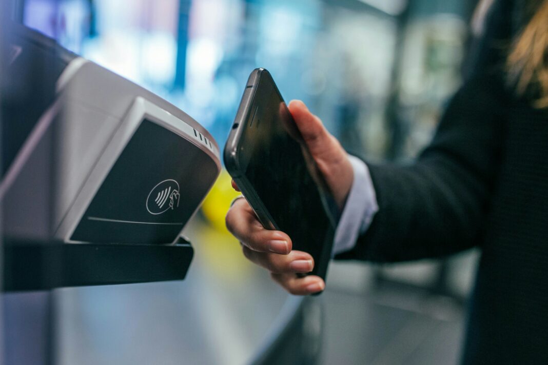 Em apenas cinco minutos, os turistas conseguem configurar o dispositivo e abrir uma conta no Banco de Pequim (Foto: Unsplash)