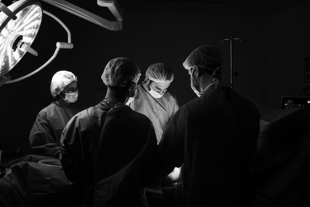 Um cirurgião de 53 anos desenvolveu um tumor maligno no local de um corte na mão, cinco meses após realizar uma cirurgia para remover câncer abdominal de um paciente na Alemanha (Foto: Unsplash)