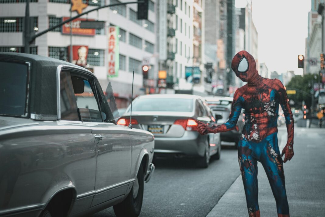Cientistas do Silklab, na Universidade Tufts, estão desenvolvendo um material que lembra as famosas teias do Homem-Aranha (Foto: Unsplash)