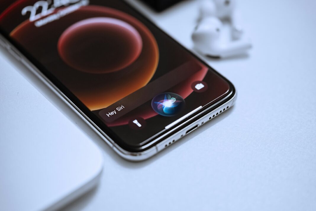 Manter o celular na cama ou próximo durante a noite é um hábito comum, mas pode trazer riscos e prejudicar a saúde (Foto: Unsplash)