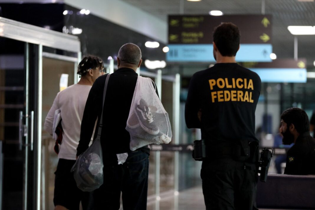 As autoridades americanas informaram ao governo brasileiro que um novo voo com cidadãos deportados dos Estados Unidos deve pousar no Brasil no dia 7 de fevereiro (Foto: X)