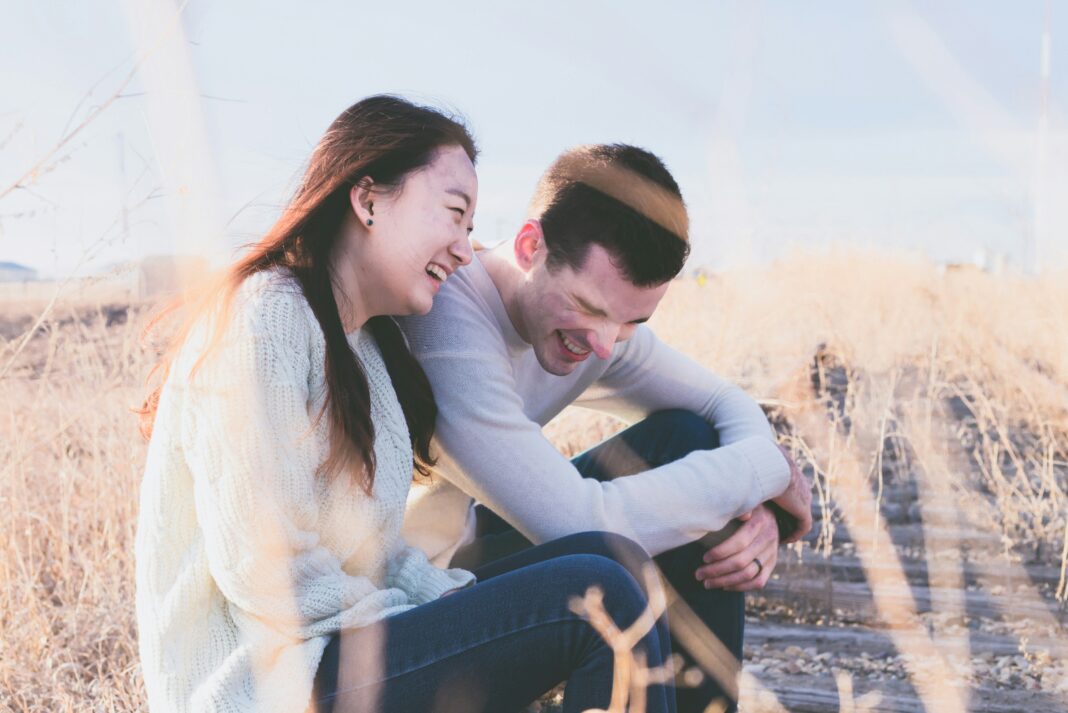 Uma pesquisa conduzida por cientistas da Universidade de Bremen, na Alemanha, trouxe novas perspectivas sobre a felicidade de casados e solteiros (Foto: Unsplash)