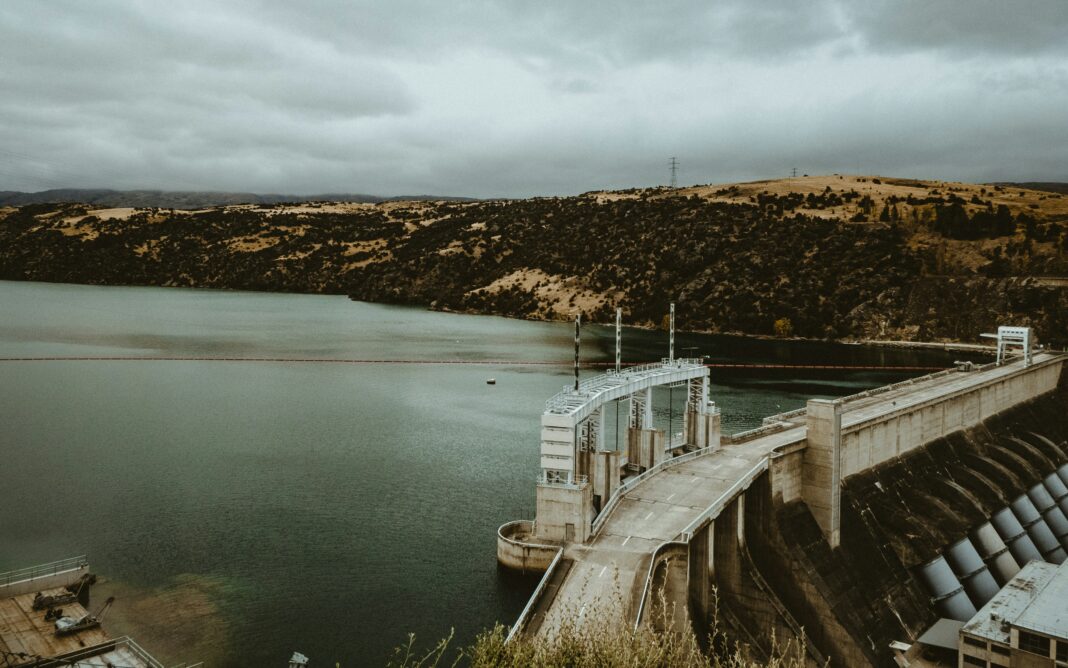 O Ministério de Minas e Energia (MME) está organizando um leilão para junho com o objetivo de garantir energia suficiente durante os horários de pico, quando a demanda pelo serviço sobrecarrega o sistema nacional (Foto: Unsplash)