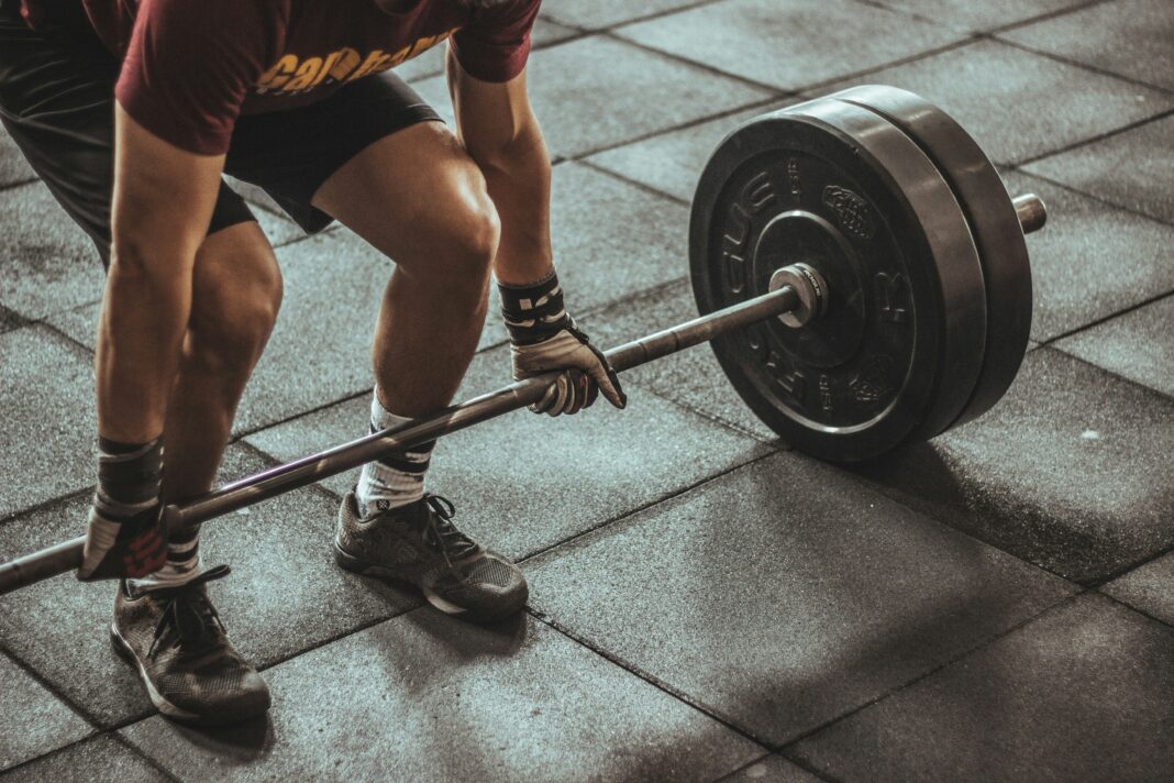 Praticar exercícios regularmente é uma das estratégias mais eficazes para fortalecer o coração e reduzir os riscos de doenças cardiovasculares (Foto: Unsplash)