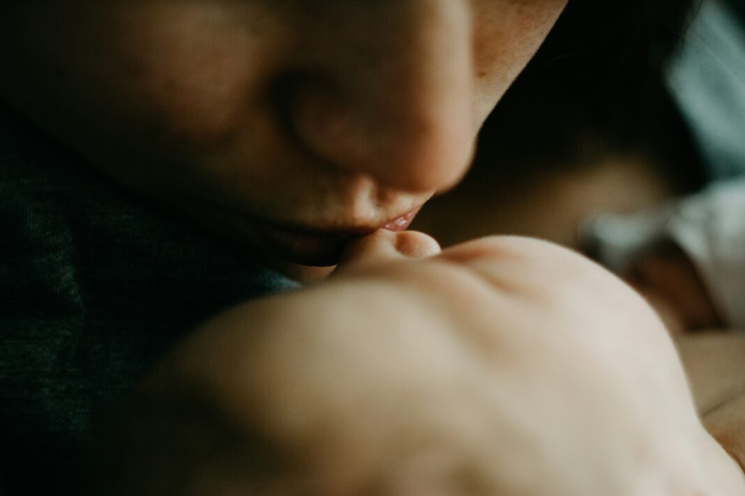 Recém-nascidos possuem um sistema imunológico imaturo, o que os torna extremamente vulneráveis a infecções (Foto: Unsplash)