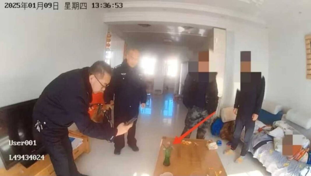 Um garoto de 10 anos surpreendeu a polícia na China ao denunciar o próprio pai por esconder substâncias proibidas dentro de casa (Foto: X)