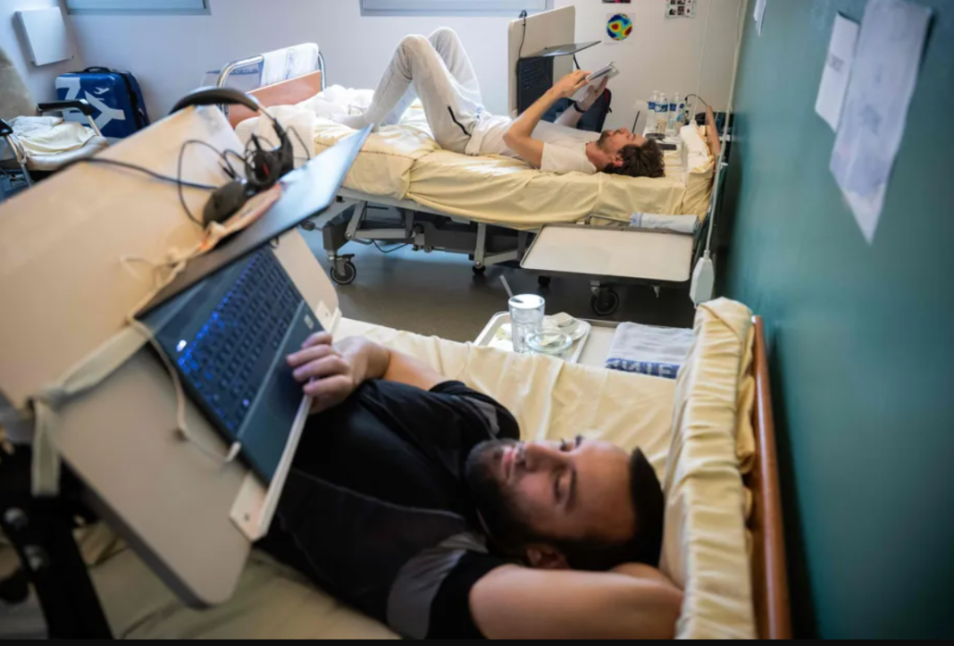 No estudo, os participantes precisam permanecer deitados o tempo todo, com os pés ligeiramente elevados e um dos ombros sempre encostado no colchão (Foto; X)