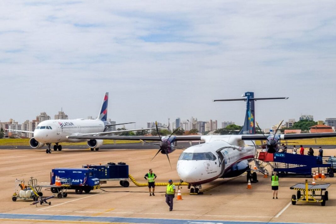 Um passageiro de 67 anos faleceu na noite do último domingo (19) após cair da escada de desembarque no Aeroporto de São José do Rio Preto, no interior de São Paulo (Foto: X)