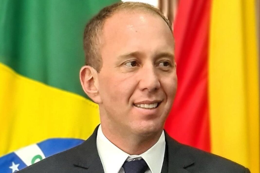 O prefeito de Sorocaba (SP), Rodrigo Manga (Republicanos), conhecido por sua forte presença nas redes sociais, lançará um curso voltado para jovens interessados em ingressar na política (Foto: X)
