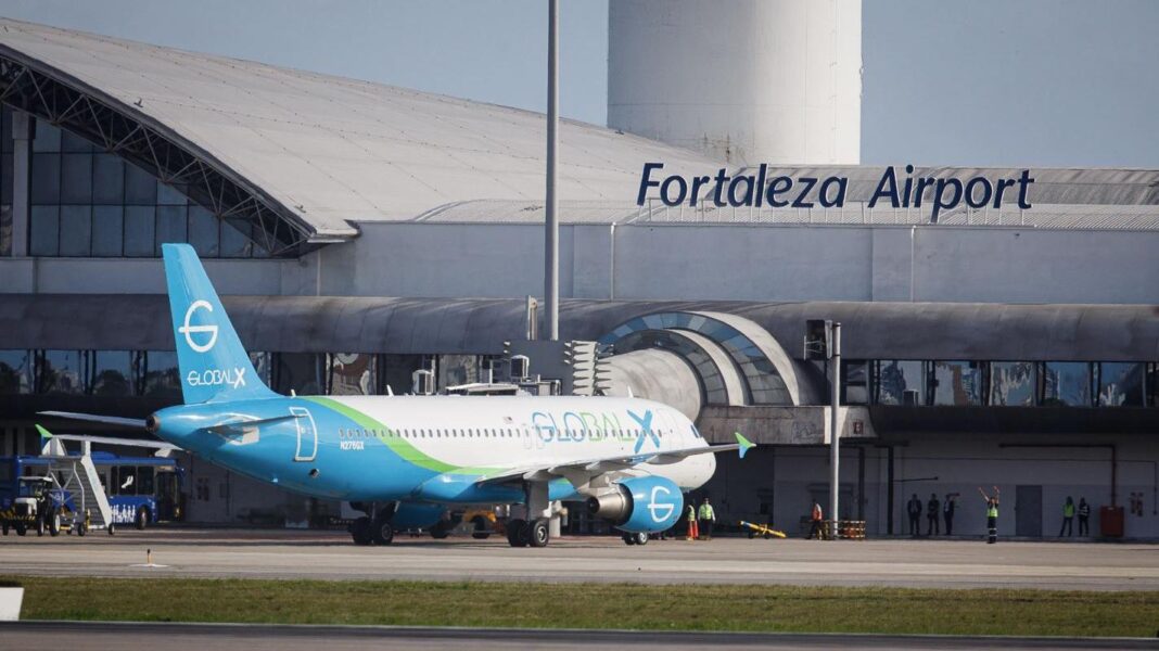 Um grupo de 111 brasileiros deportados dos Estados Unidos chegou ao Brasil na tarde desta sexta-feira (7), desembarcando em Fortaleza (Foto: X)