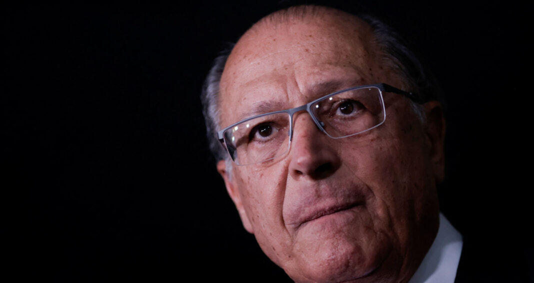 O governo brasileiro pretende abrir negociações com os Estados Unidos para tratar da tarifa de 25% imposta às importações de aço e ferro (Foto: X)