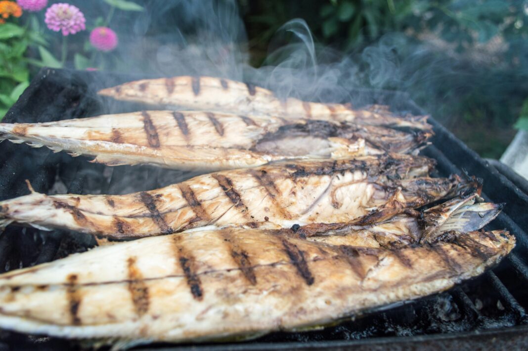 Reunir amigos para saborear peixe e beber em dias quentes não é um costume recente no Brasil (Foto: Unsplash)